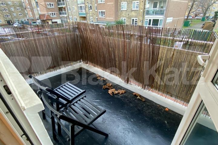 Superbly located & offering 765 Sq. Ft. of living & entertaining space  Dagnall st , Battersea Park